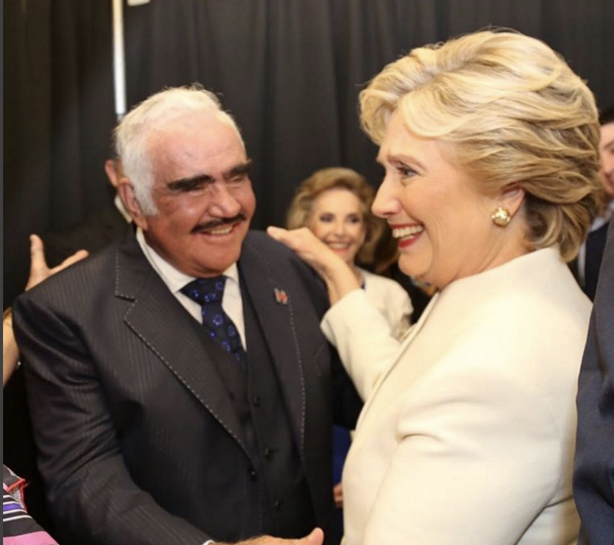 Nunca Antes Visto. Hillary Se Encuentra Con Vicente Fernandez