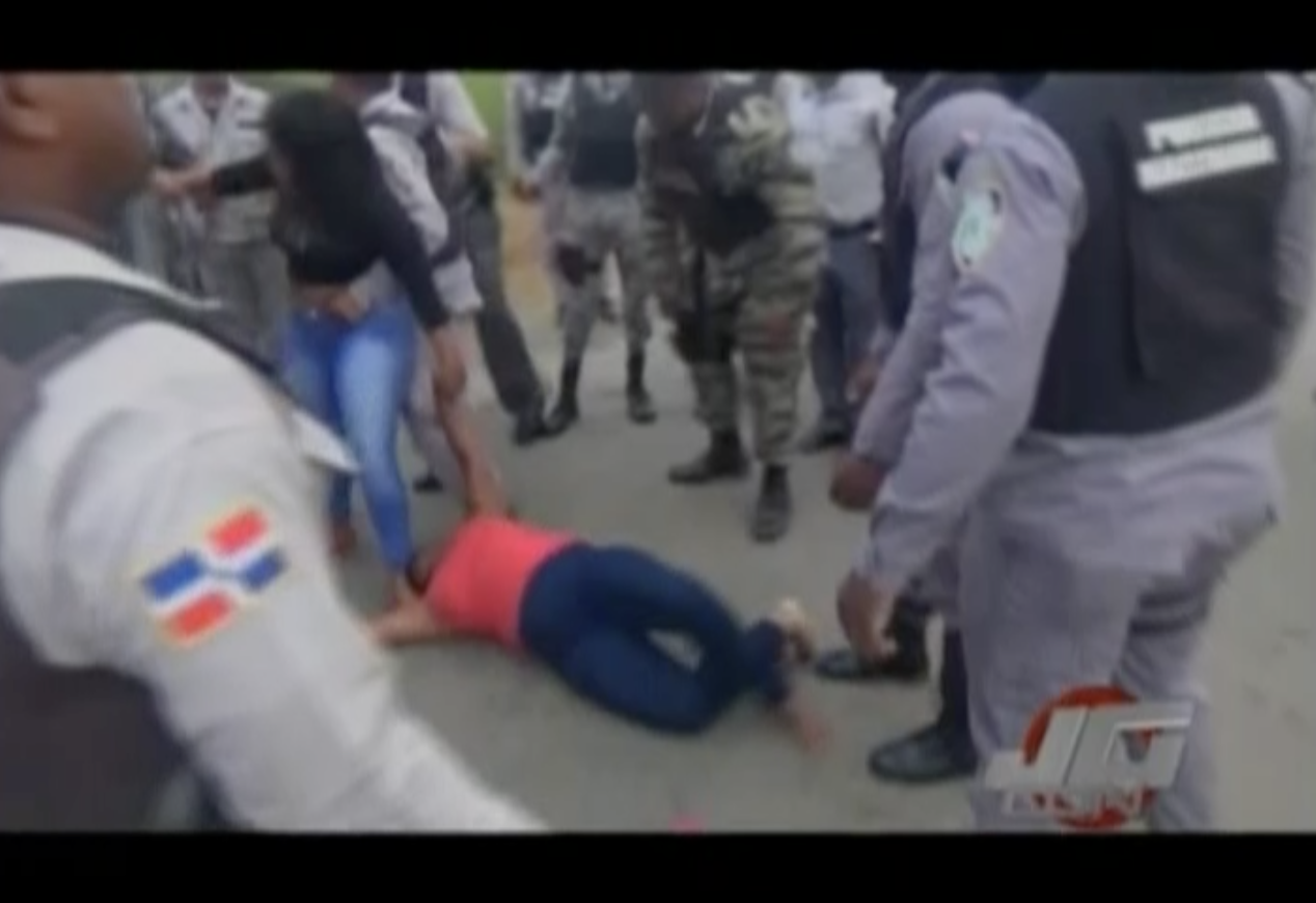 Policías Humillan Mujeres En Desalojo