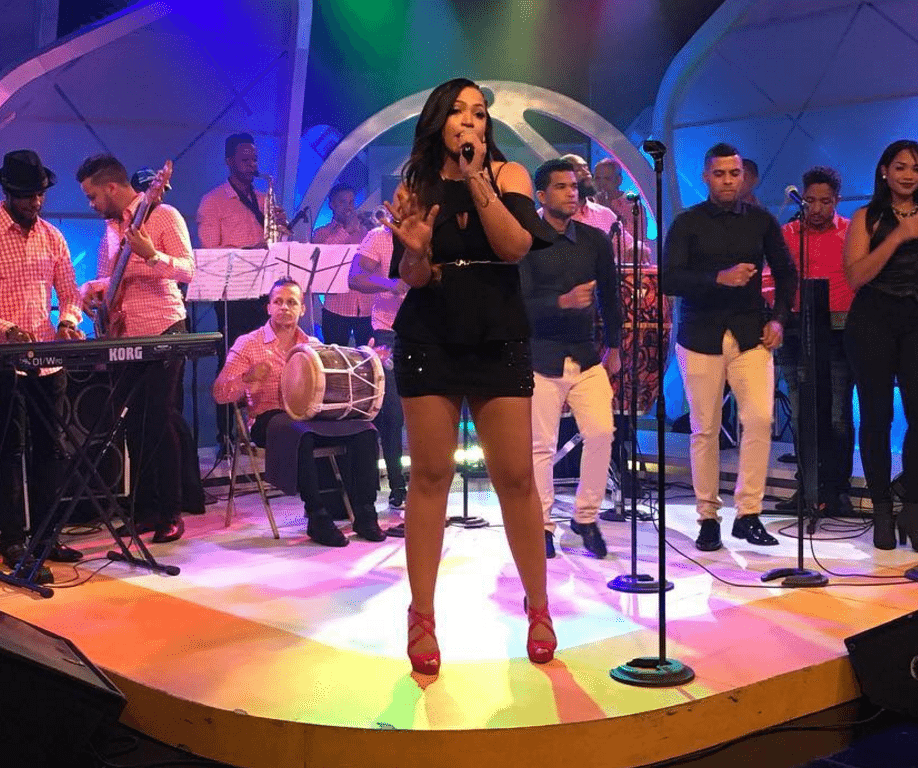 En Esta Noche Mariasela Presenta A La Cantante Juliana Oneal