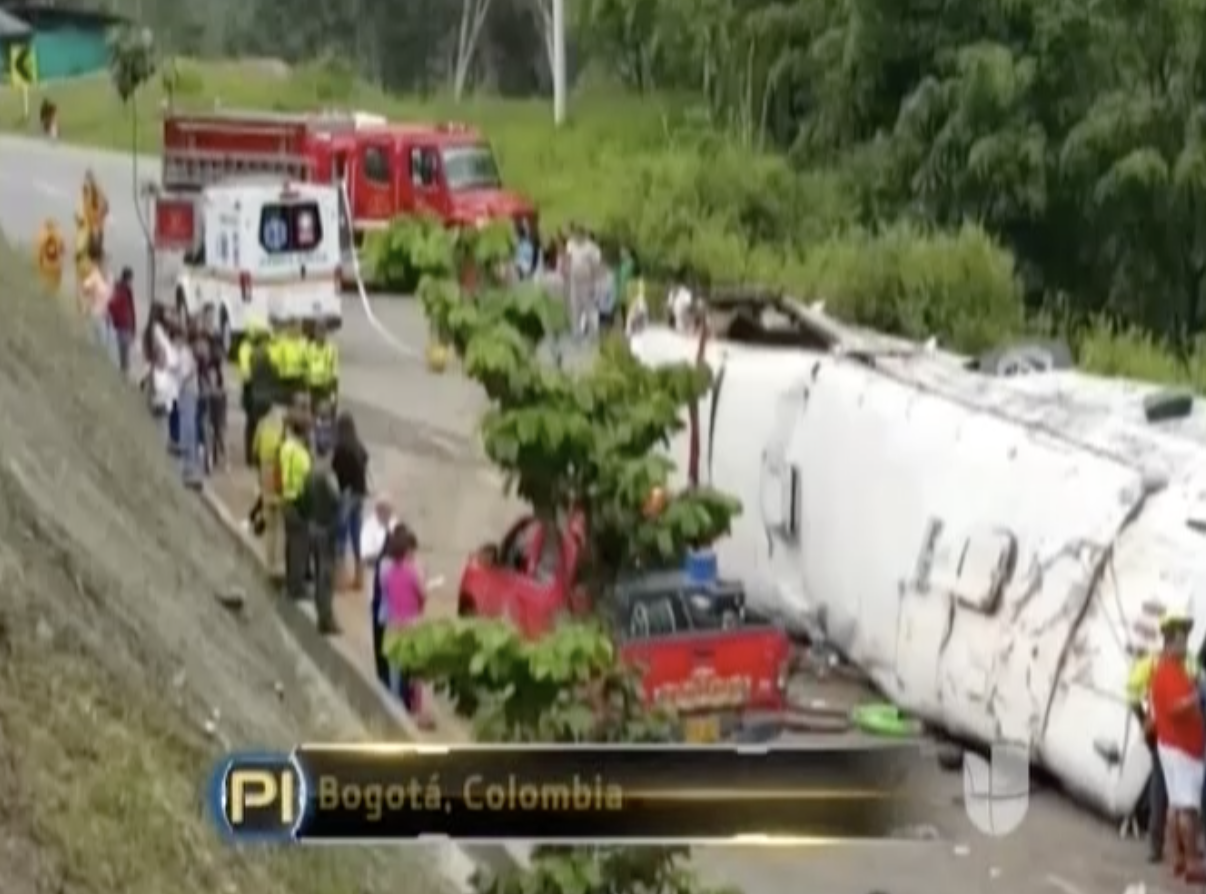 Mira Como Quedó Este Autobús Que Es Volteó Lleno De Turistas En Colombia