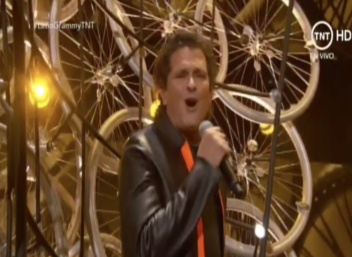 Carlos Vives Cantando La Canción Del Año: La Bicicleta