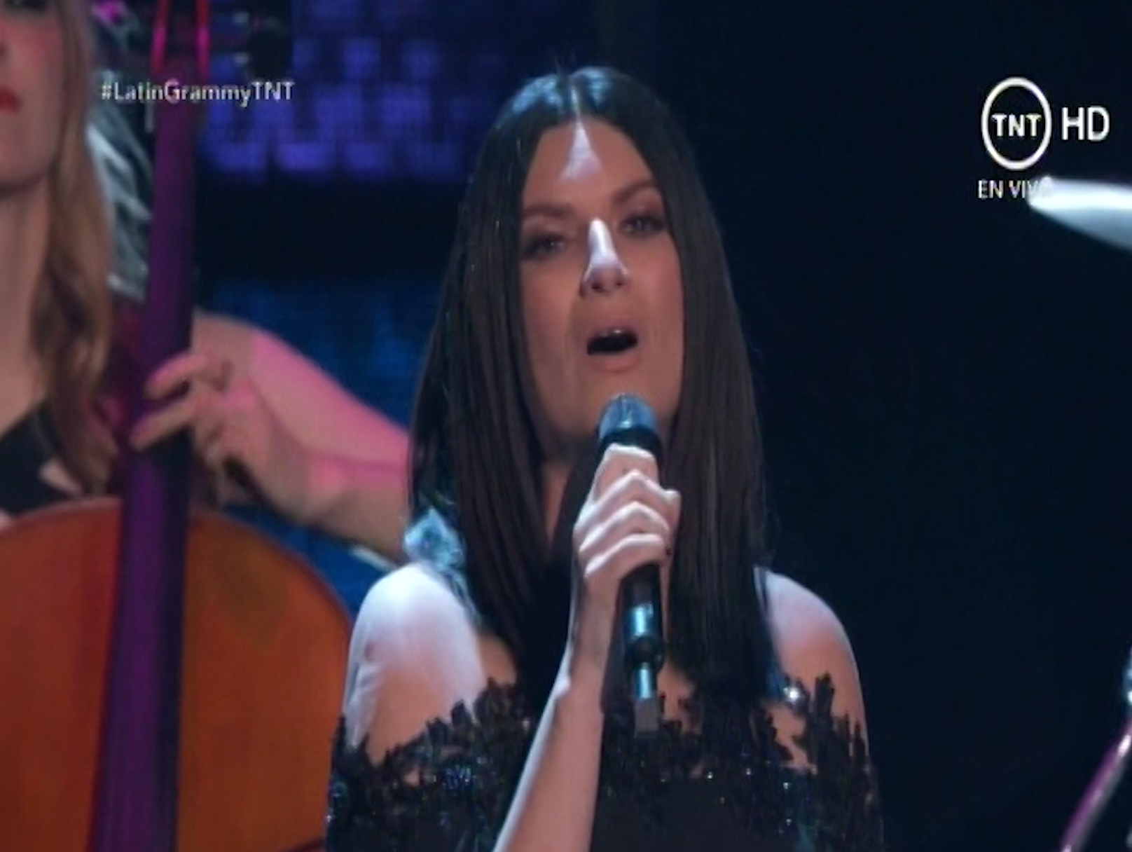 Laura Pausini En Los Latin Grammys Cantando Su Tema El Lado Derecho Del Corazón