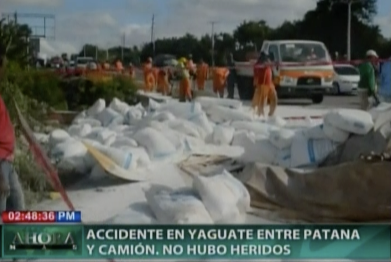 Accidente En Yaguate Entre Patana Y Camión. Lugareños Del Sector Comenzaron A Robarse La Mercancía