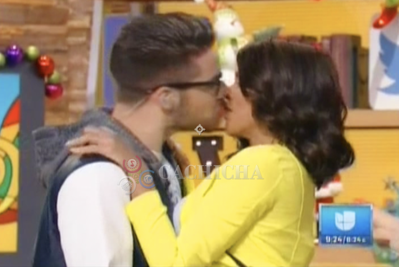 ¡El Beso Que Le Robaron A Francisca Lachapel En Vivo!