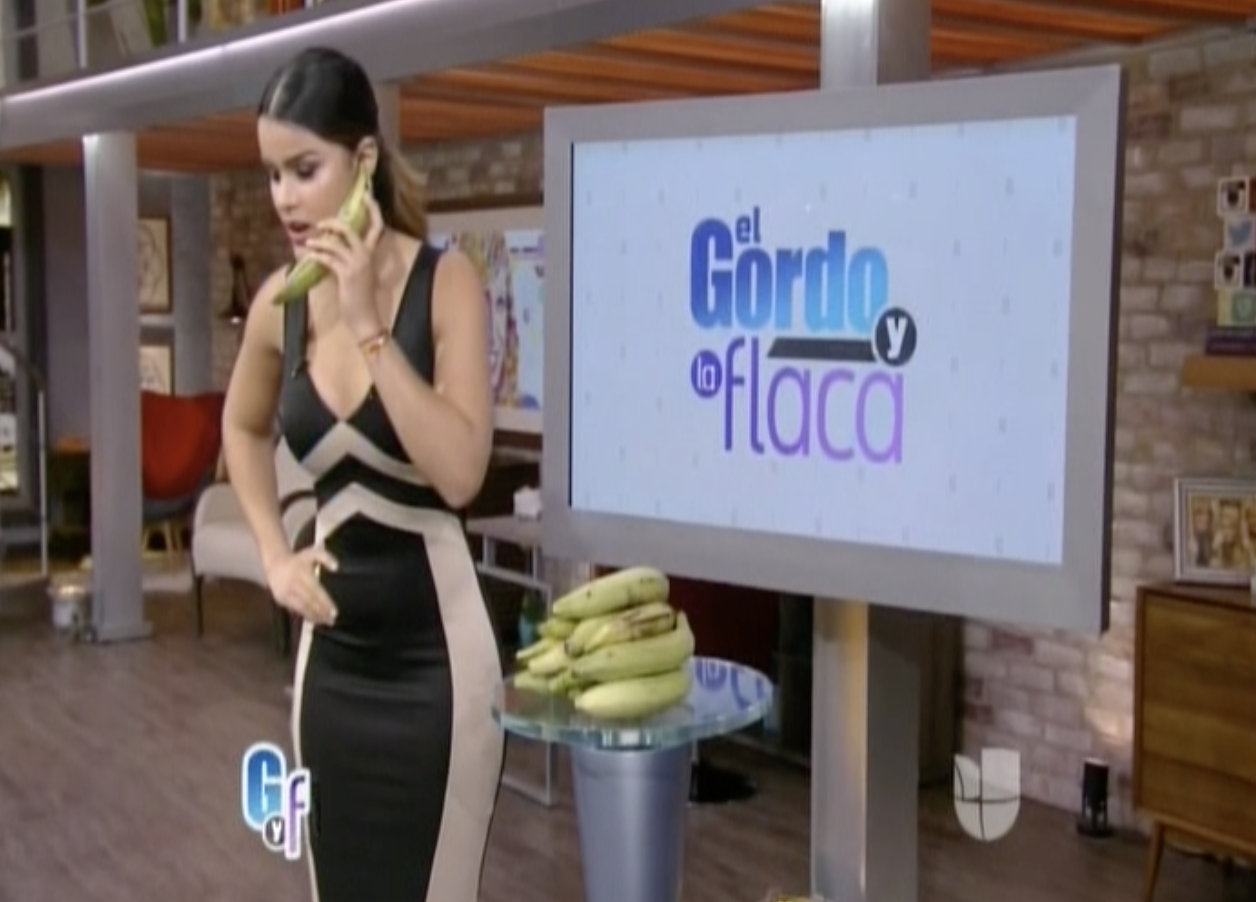 Clarissa Molina Le Da Un Plátano Al Gordo Para Que Agarre Fuerza En El Bateo