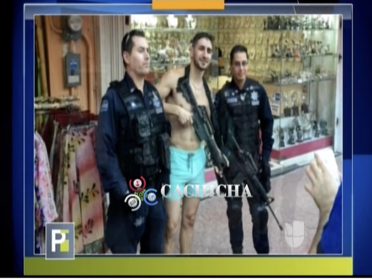 Polémica Foto De Un Turista Semi Desnudo Y Con Un Rifle De La Policía