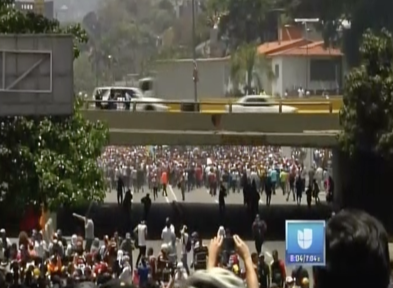 Venezolanos Siguen En Las Calles Peleando Por Su Libertad