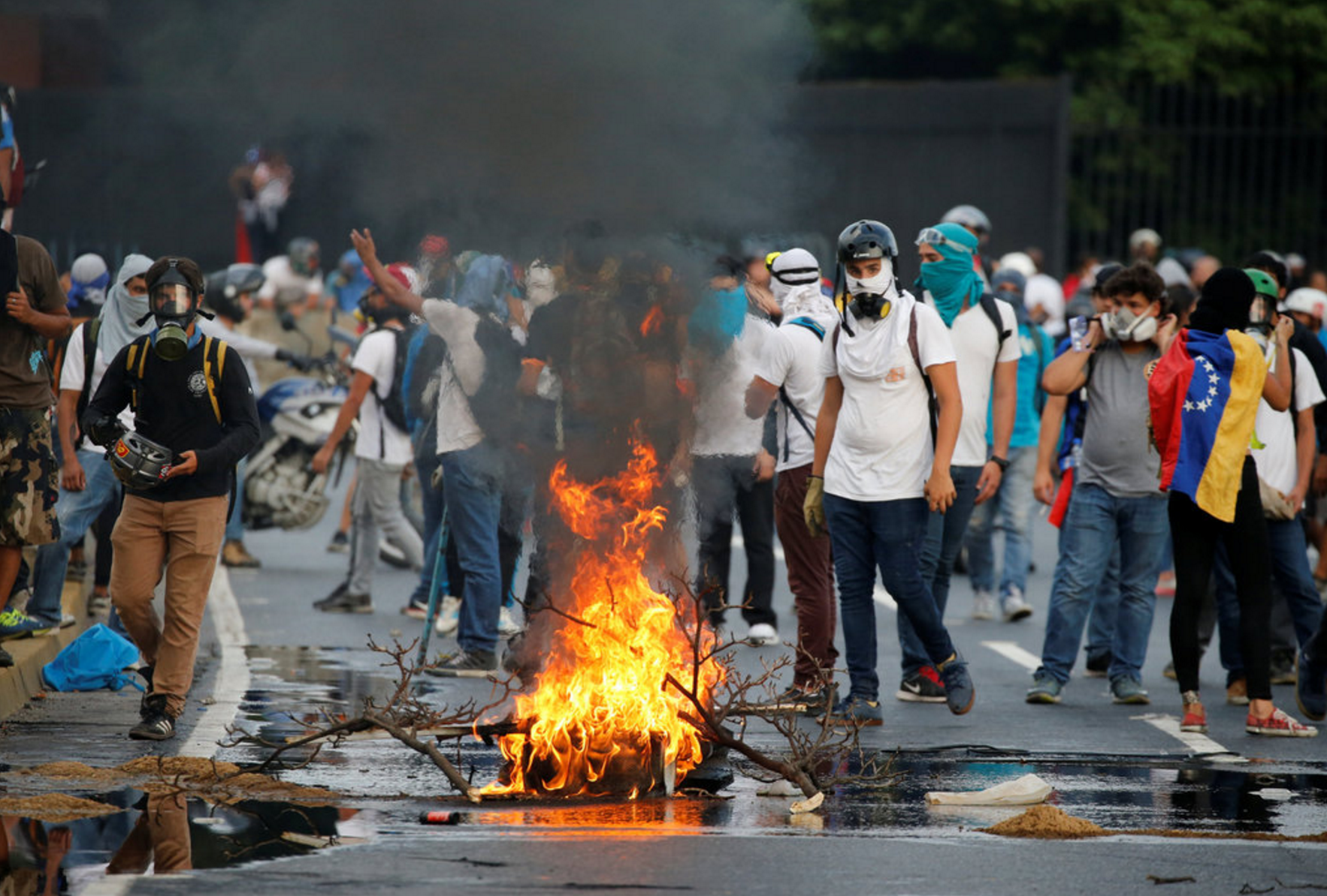 Venezolanos Se Mantienen En Las Calles Luchando En Contra De La Tiranía