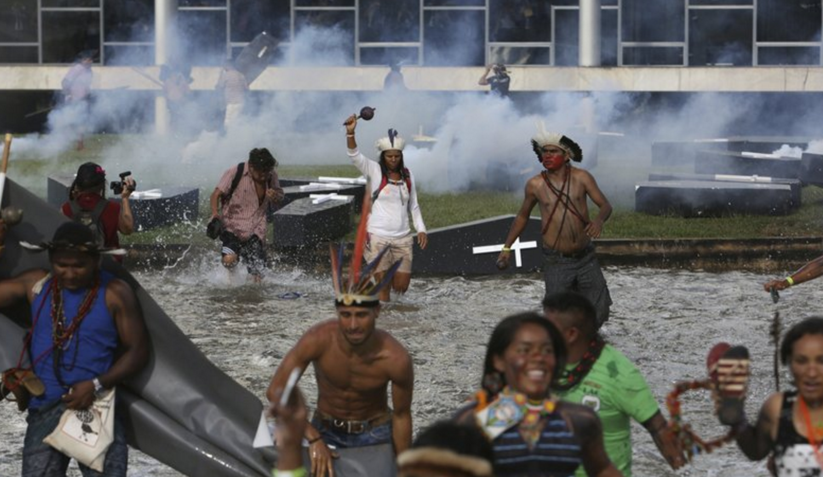 Indigenas Brasileños Realizan Una Inusual Protesta Contra El Congreso