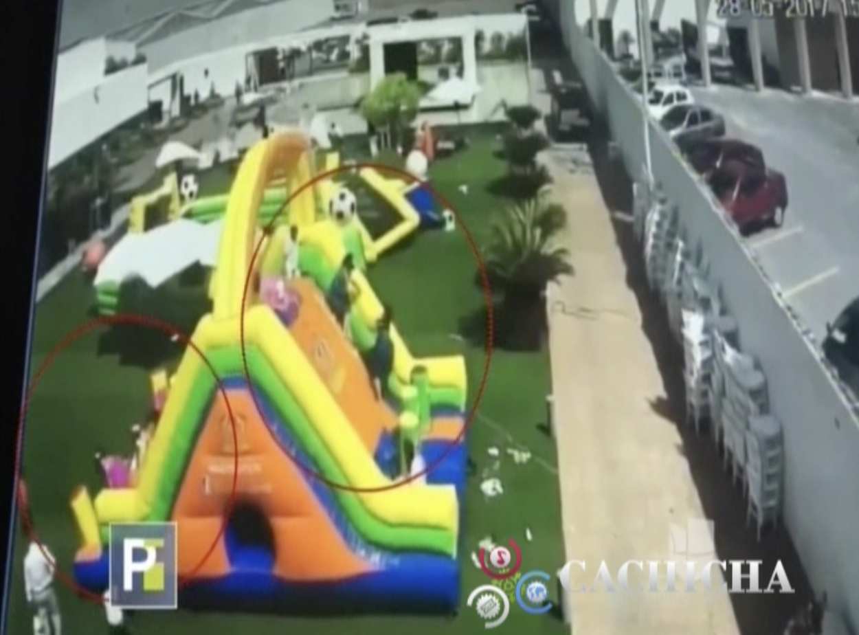 Una Tormenta Hizo Volar Un Parque Infantil Con Los Niños Dentro De Los Inflables