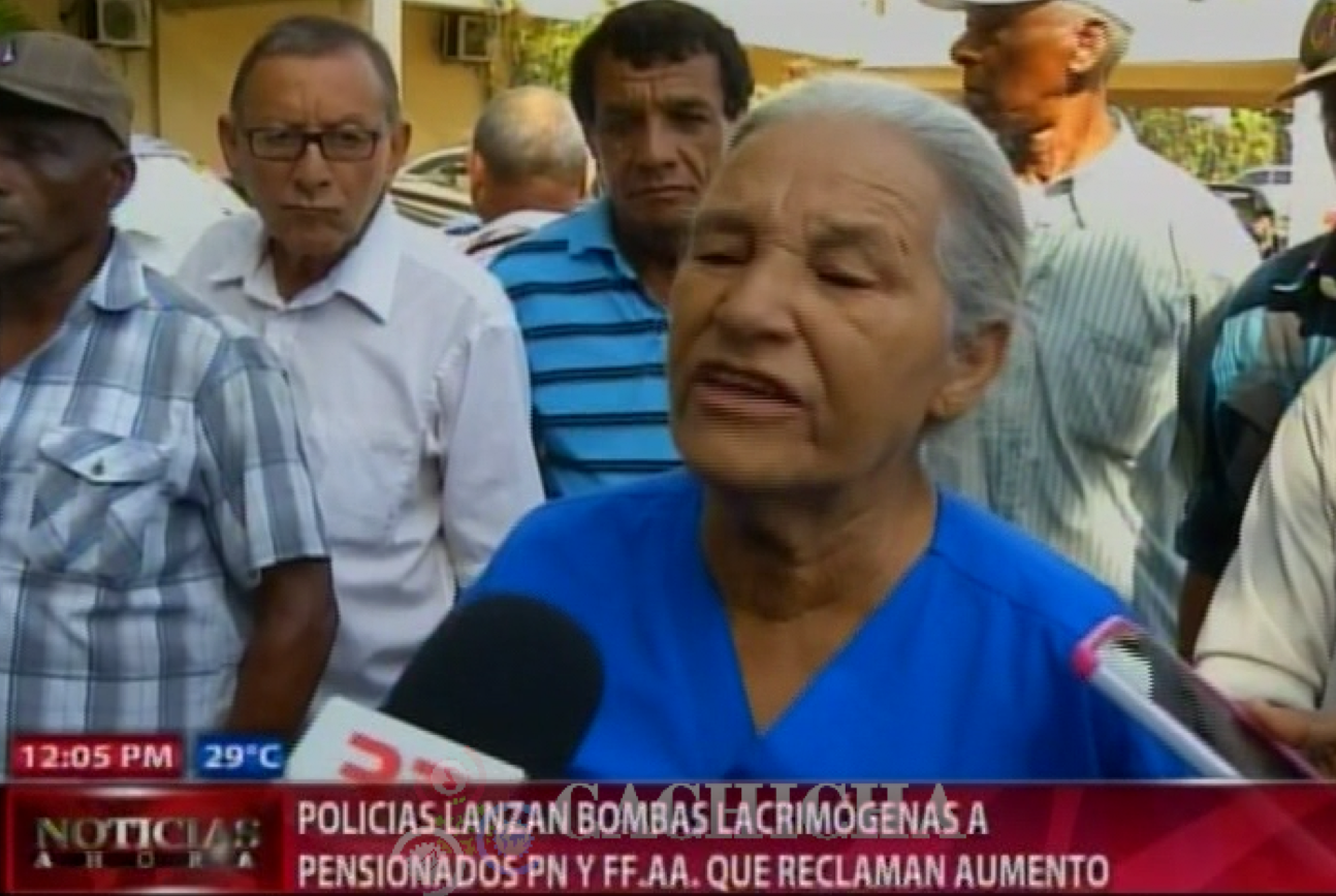 Esto Da Lastima. Lanzan Bombas Lacrimógenas Contra Ancianos Jubilados Que Reclamaban Sus Derechos