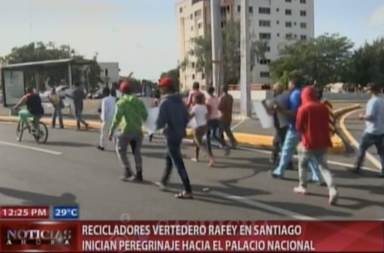 Recicladores De Vertedero Rafey En Santiago Marcharán A Santo Domingo