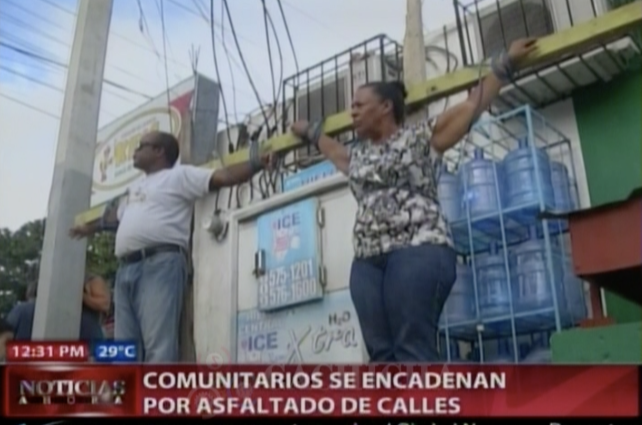 En Santiago Se Crucifican Pidiendo Asfaltado Para La Comunidad