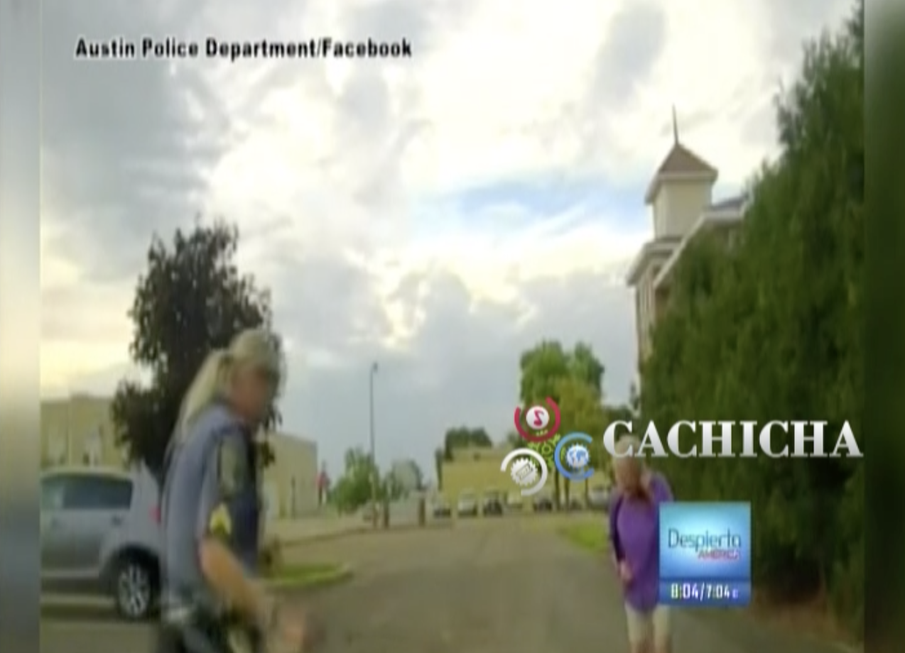 Una Oficial Policial Se Bajó Del Vehículo Para Bailar Con Una Abuela En La Calle