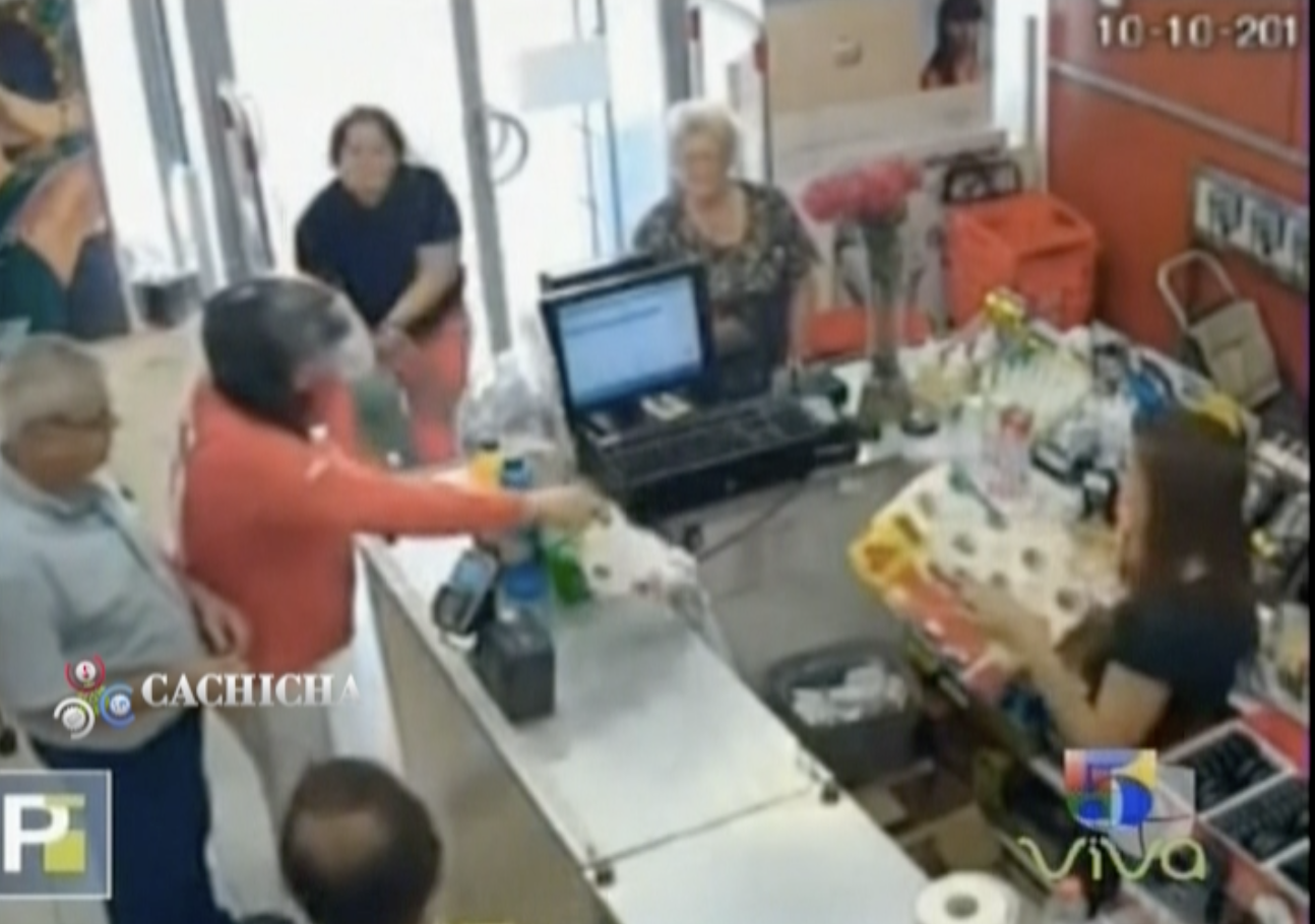 La Verdadera Mujer Maravilla. Una Dama Se Enfrenta A Un Ladrón Armado Que Robaba Dentro De Una Tienda