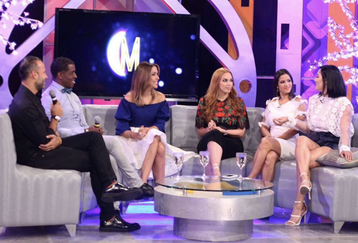 El Elenco Del Hotel Burlesque Está En Esta Noche Mariasela