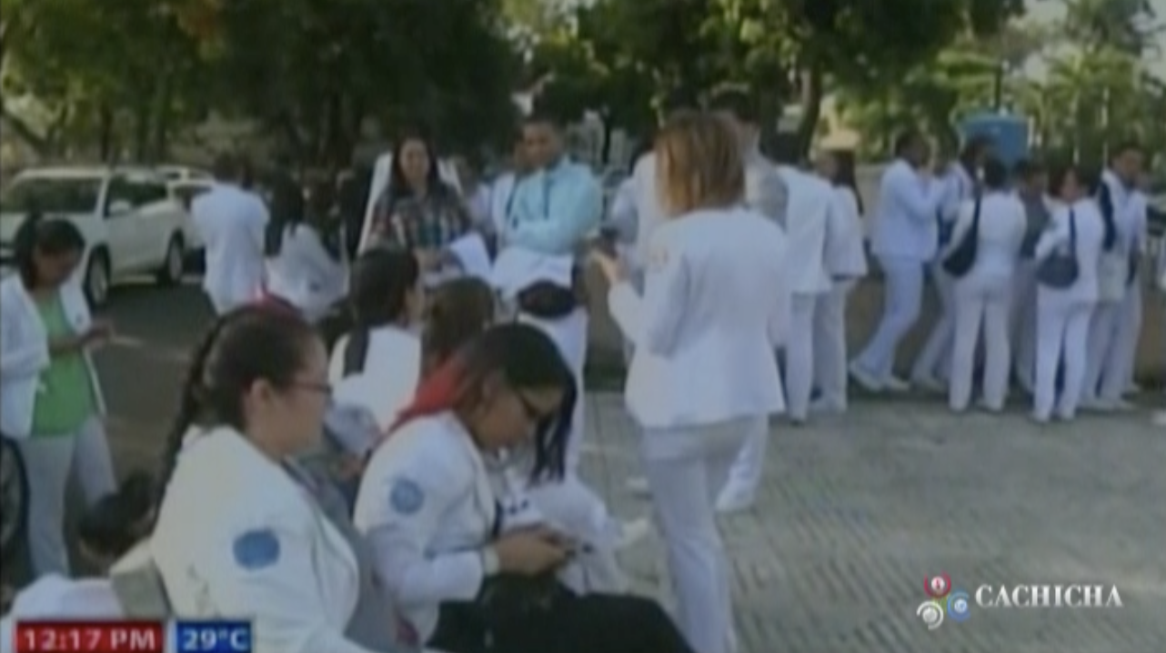 Pacientes De Santiago Desesperados Debido A La Falta De Consideración De Los Médicos