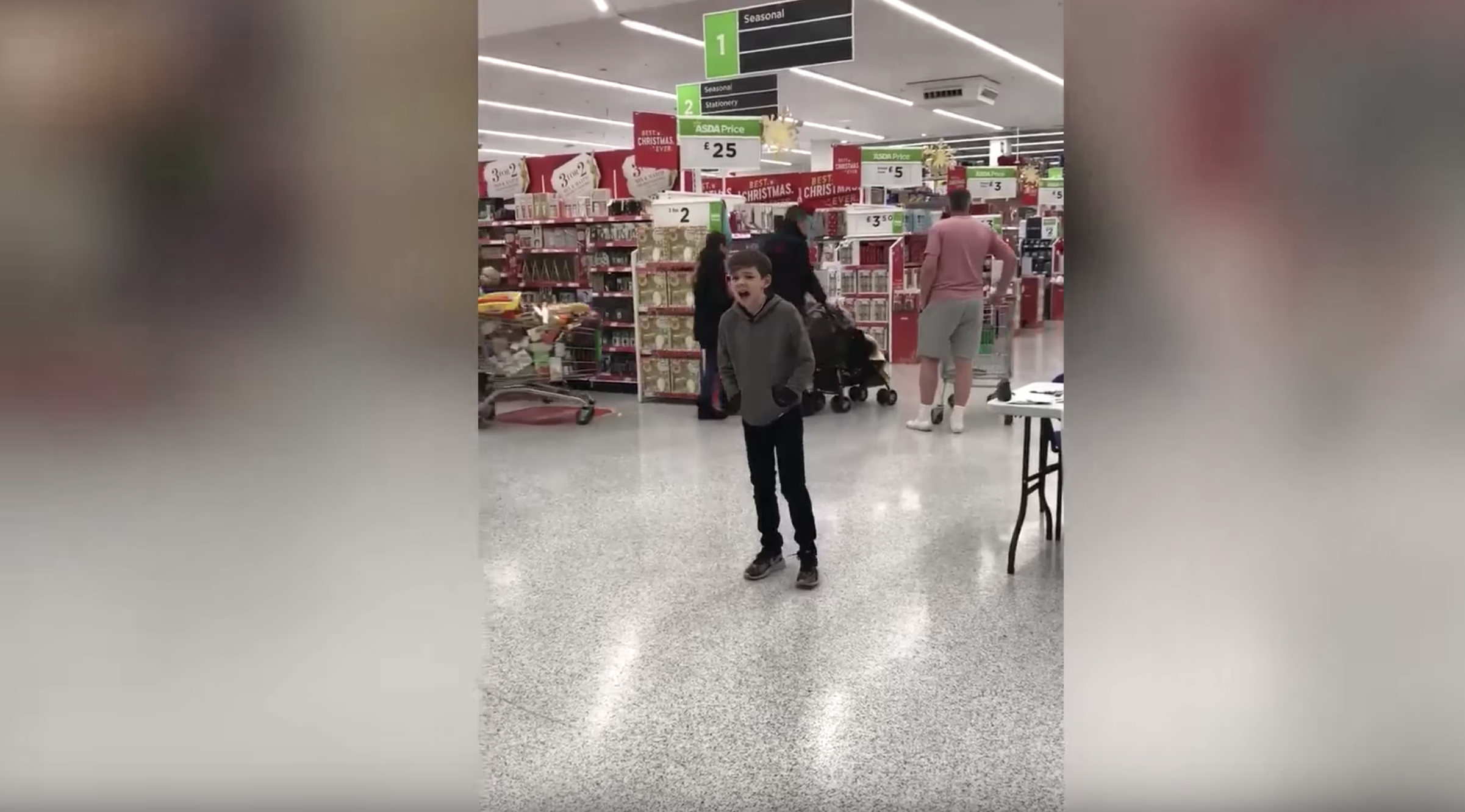 Un Chico Que Tiene Autismo Encuentra Un Contrato Discográfico Después De Irrumpir Con Una Canción En Un Supermercado