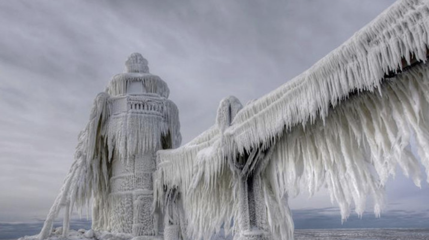 Ледяной шторм в китае. Обледеневший Маяк озера Мичиган. Ледяной шторм Швейцария 2005. Замерзший Маяк на озере Мичиган. Озеро Мичиган обледенело.