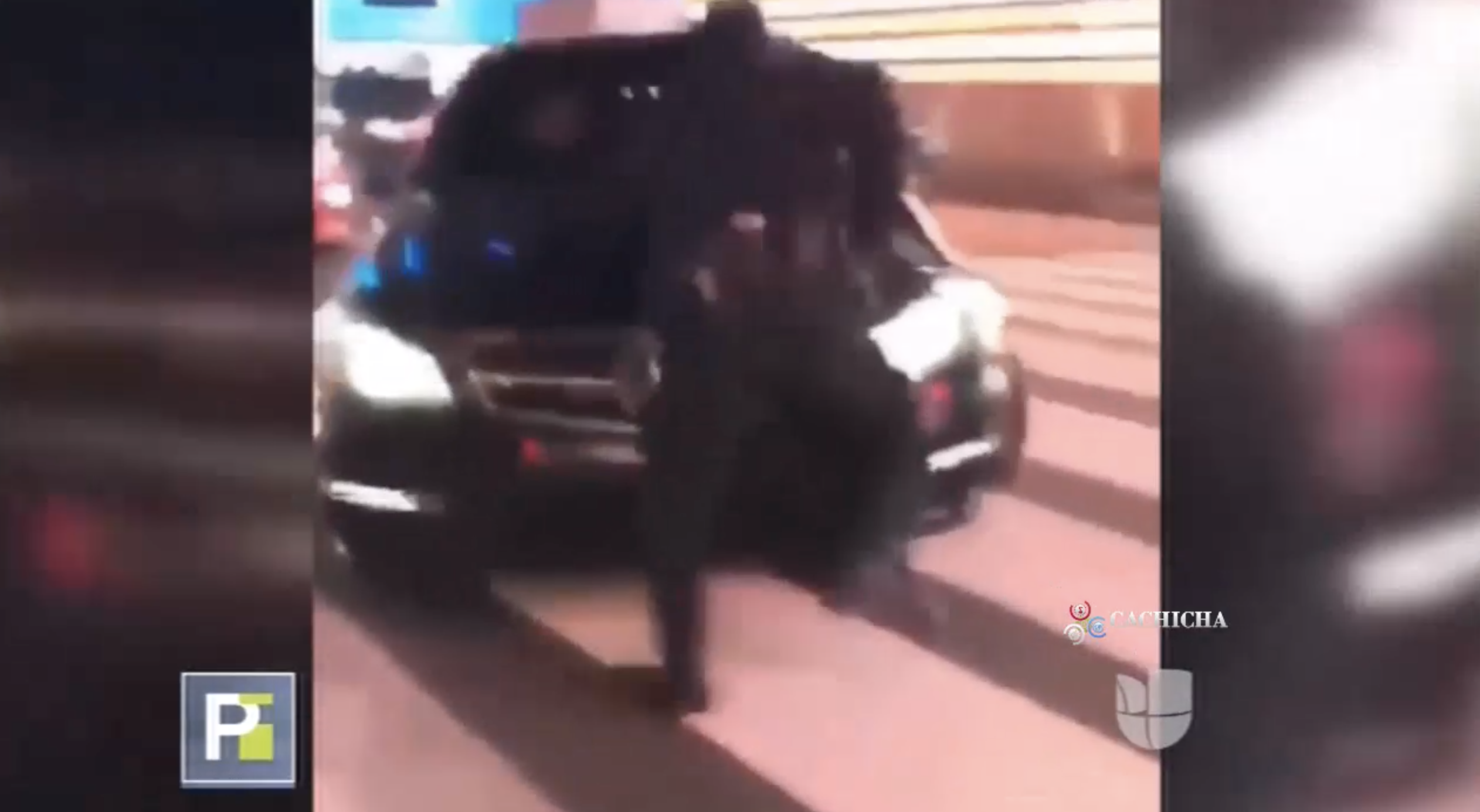Policia De NY Intenta Detener Un Vehículo Y Es Arrastrado Por El Conductor