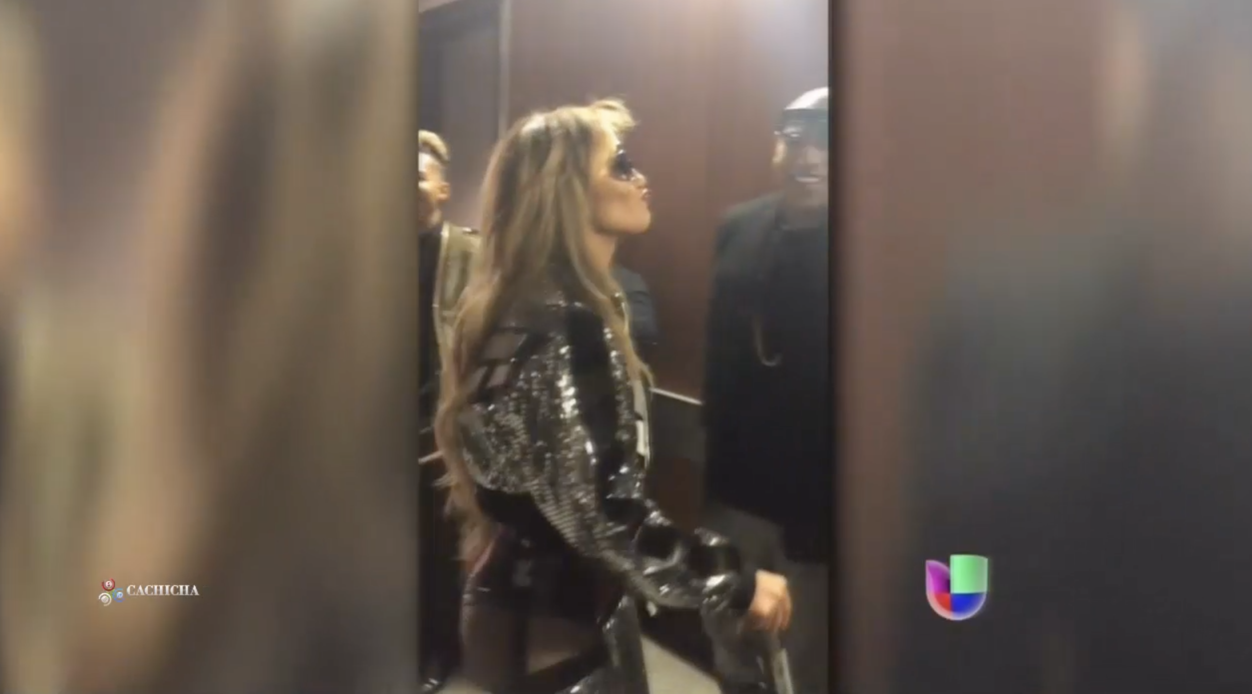 Tremendo El Beso Que Le Dio JLO A Alex Rodriguez Al Salir De Una Presentación