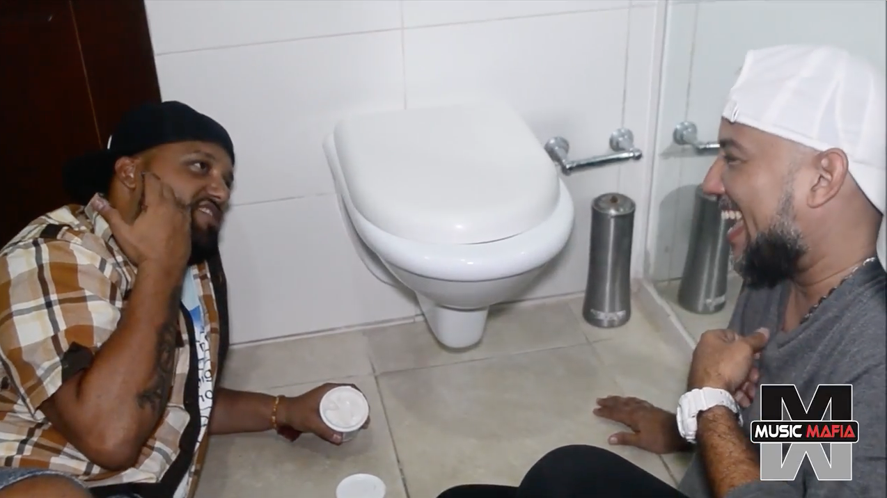 El Cata Pintando Y Reparando El Inodoro De Su Casa ¿Será Por Placer O Estará En Olla?