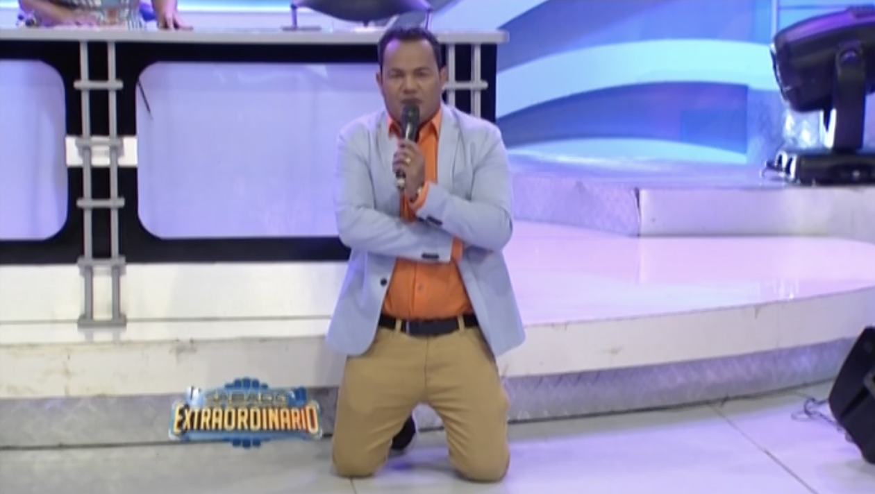 Sandy Sandy Se Arrodilla Ante El País Para Pedir A Estos Artistas Que Devuelvan El Soberano