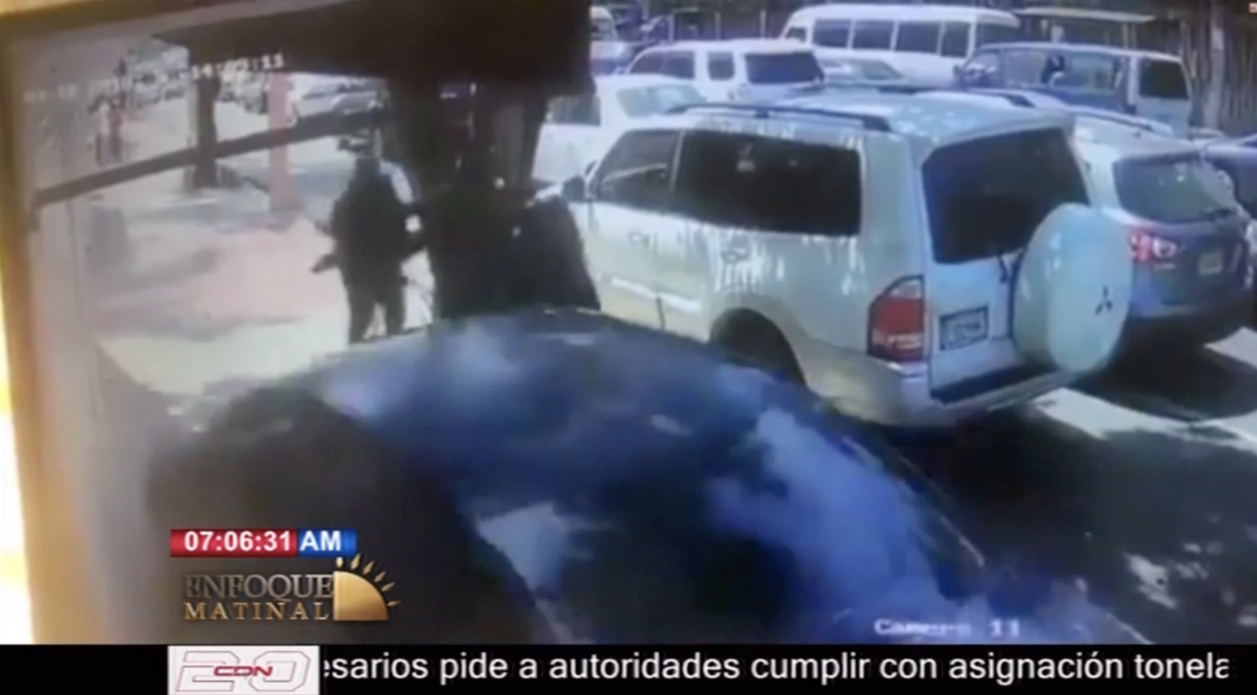 Localizan El Vehículo Que Aparece En Video Donde Por Poco Asesina A Dos Personas En Acera De Santo Domingo