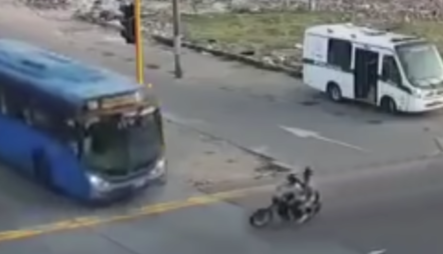 Autobús Atropella A Dos Ladrones En Moto Que Huían De La Policía A Toda Velocidad (FUERTES IMÁGENES)