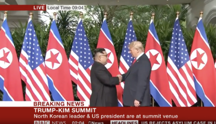 Momento Histórico En El Que El Presidente De Los Estados Unidos Donald Trump Y El Líder Norcoreano Kim Jong-un Se Dan El Primer Apretón De Manos