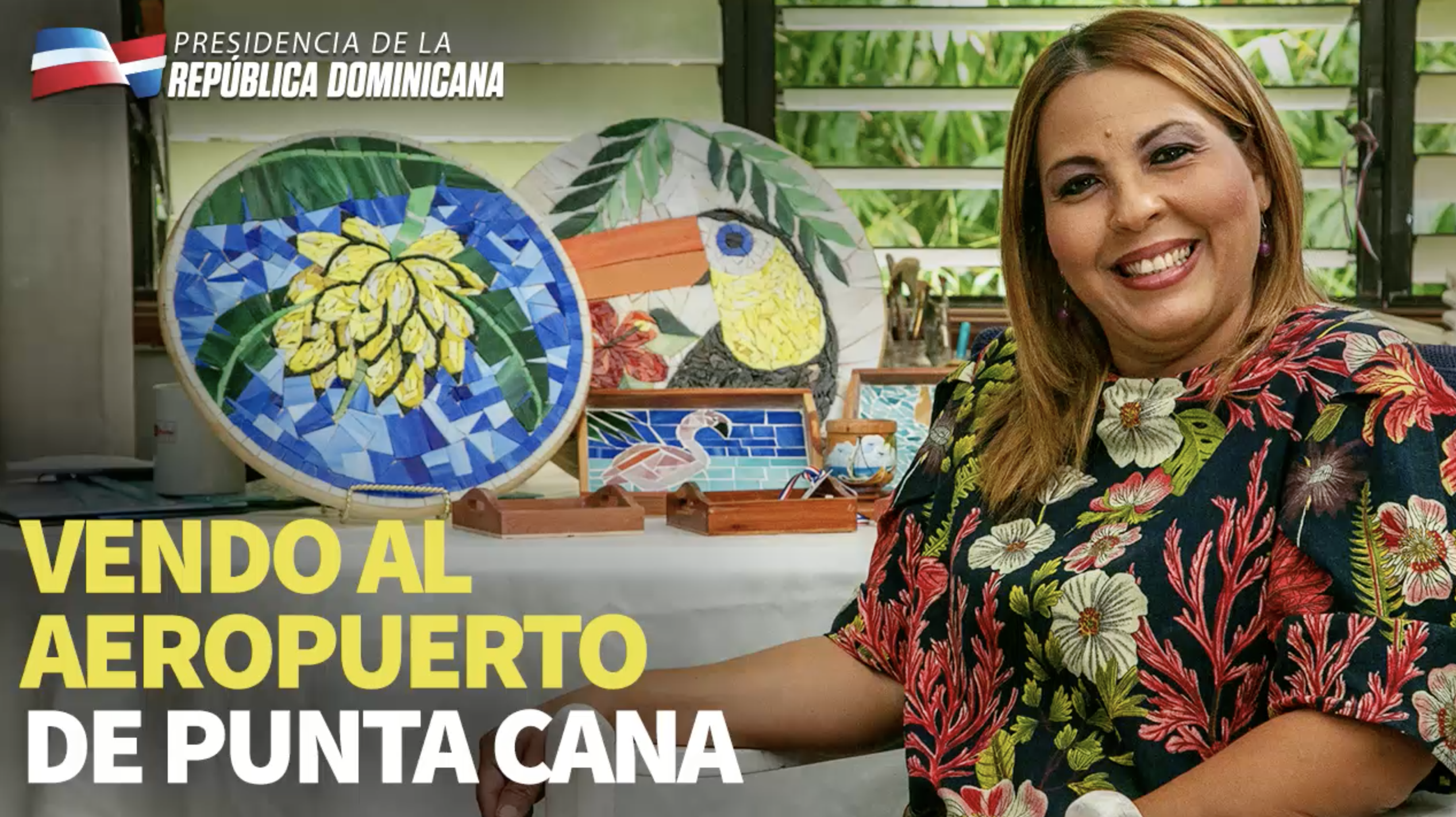 Con La Combinación De Madera Y Vidrio Se Hacen Preciosas Bandejas Que Se Venden A Turistas En El Aeropuerto De Punta Cana