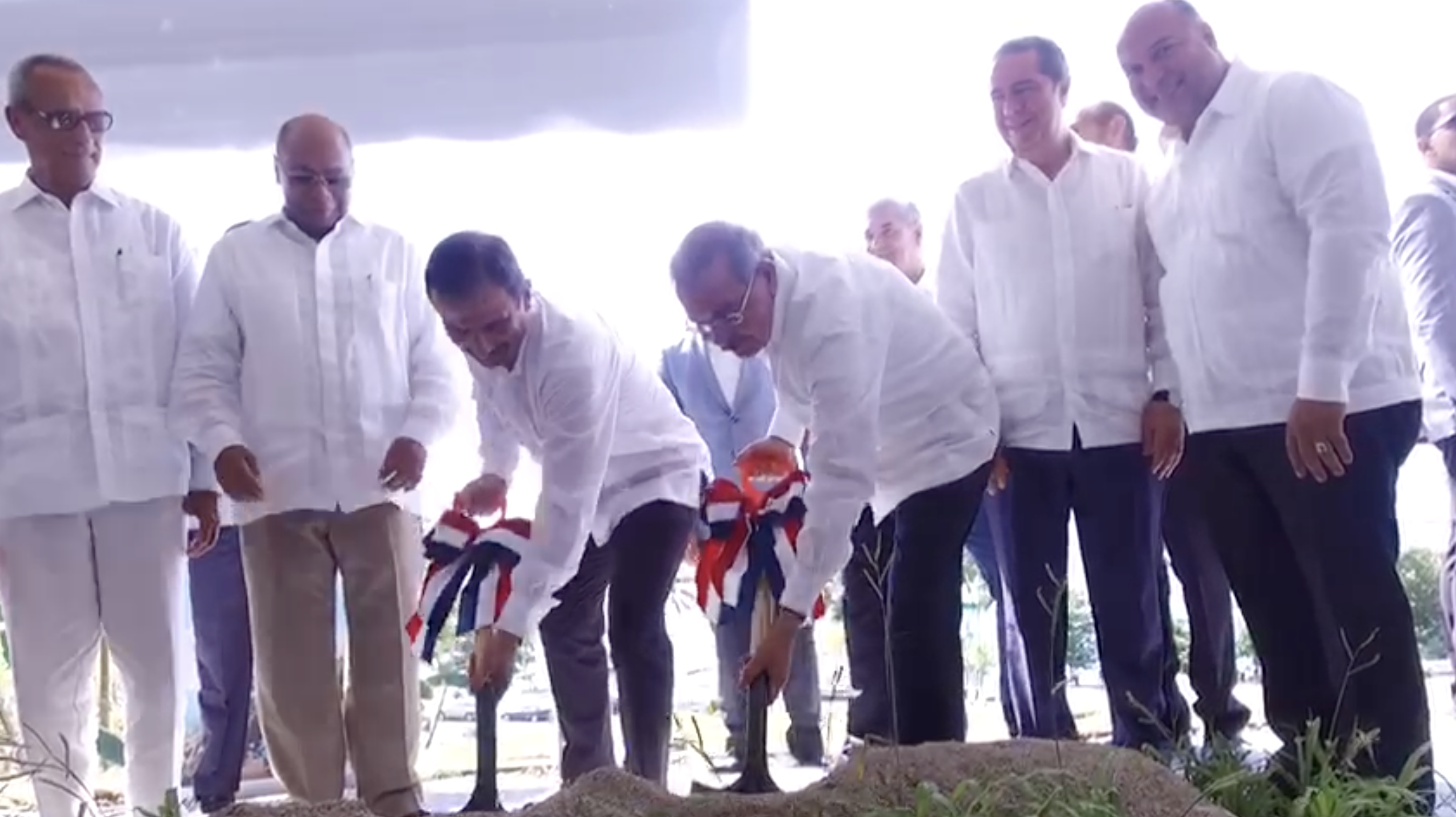 Presidente Medina Estuvo Hoy En La Mañana En El Malecón De Samaná Participando Del Primer Palazo De Lo Que Será Hacienda Samaná Bay, Proyecto Residencial