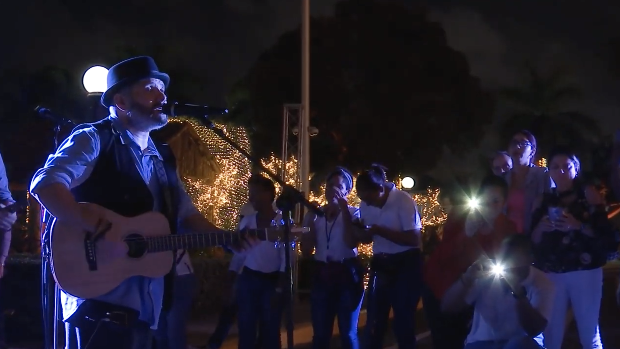 Alegre Y Musical De Luces Y Canciones De Pavel Núñez Celebramos La Navidad En El Palacio Nacional