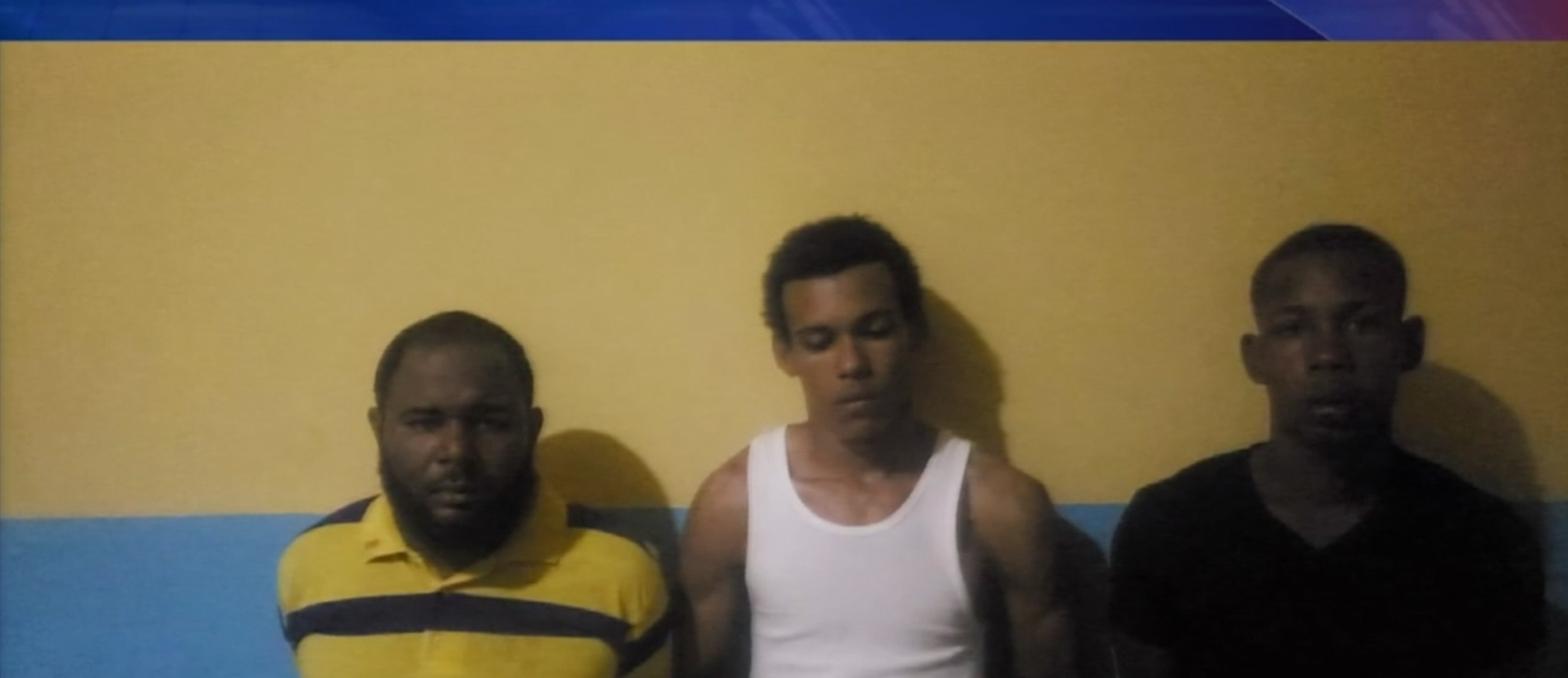 En Villa Mella Agentes De La PN Apresaron A Tres Sujetos Acusados De Robar Una Tienda De Celulares