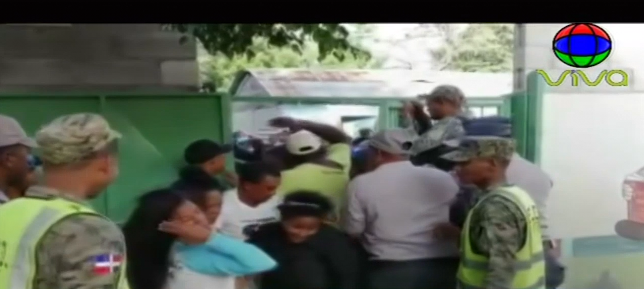 “¡A La Garata Con Puño!” Moradores De Azua Acuden A Recibir Su Caja Navideña