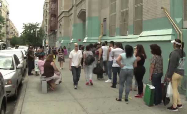 Dominicanos Salen A Las Calles De NY A Vender Sus Productos