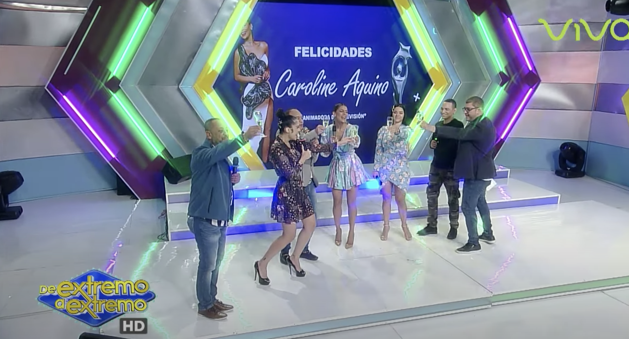 Caroline Aquino Llora Ante Sus Compañeros Celebrando Su Premio De Animadora Del Año
