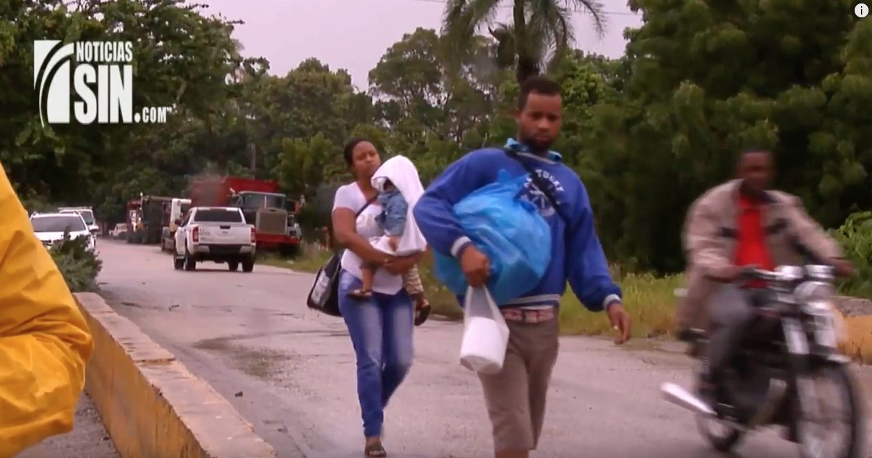 Con El Ojo En El Huracán Irma: Personas Se Niegan Abandonar Casas Cerca De Río En San Juan 