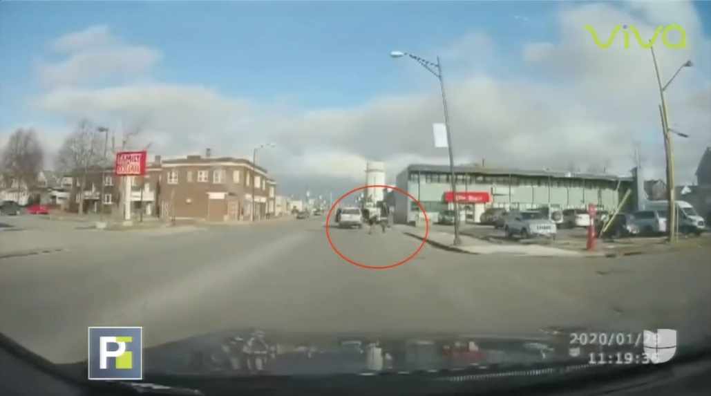 ¡Increíble! Esta Niña Salió Volando De Pleno Vehículo En Movimiento