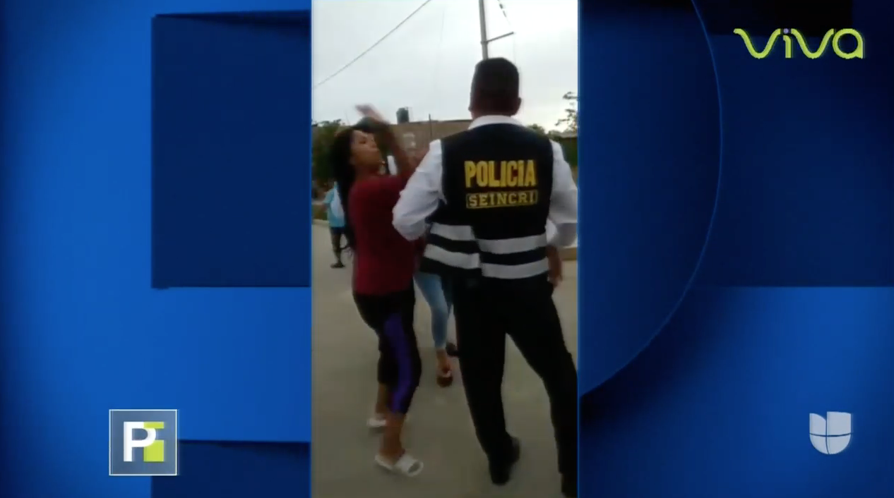 Un Grupo De Mujeres Se Entran A Tropa Con Unos Policías