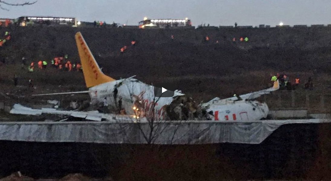 Avión De Pasajeros Se Sale De La Pista, Se Incendia Y Se Parte En Dos