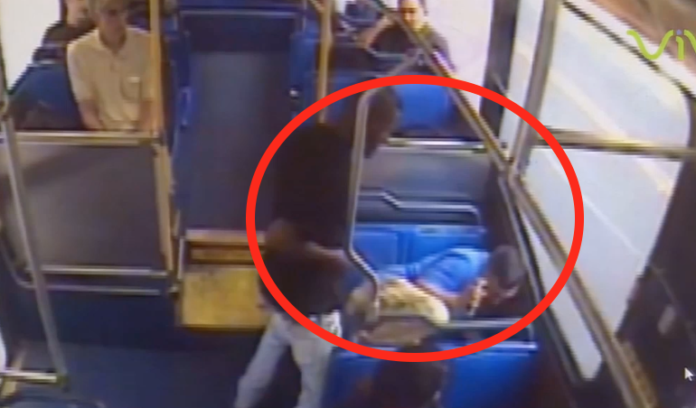 ¡Increíble! Le Entran A Puñalada A Este Hombre Solo Para Robarle Un Celular