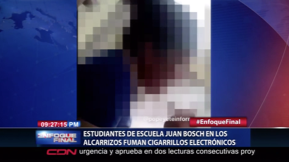 Estudiantes De Escuela Fuman Cigarrillos Electrónicos En Pleno Plantel
