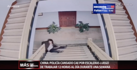 Policía Cansado Cae Por Las Escaleras Luego De Trabajar 12 Horas Al Día Durante Una Semana En China