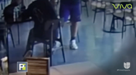 Con Machete En Mano Un Hombre Ataca Brutalmente A Una Mujer Dentro De Una Cafetería