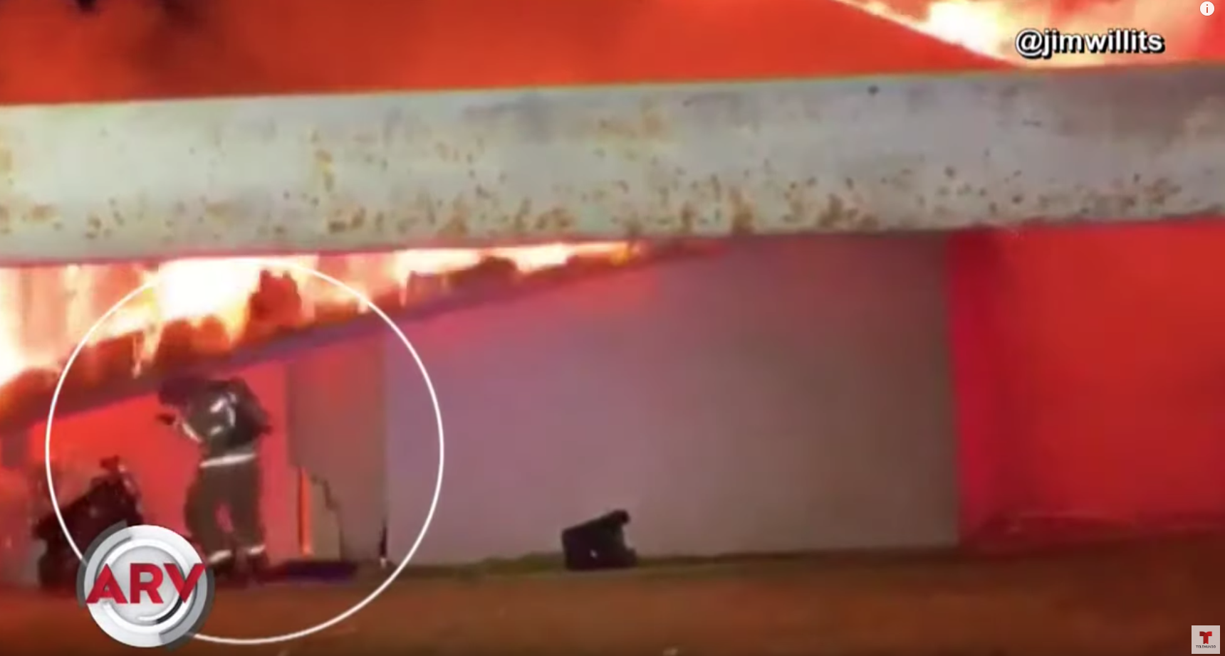 Bombero Es Aplastado Durante Emergencia Por Escombros Ardiendo En Llamas