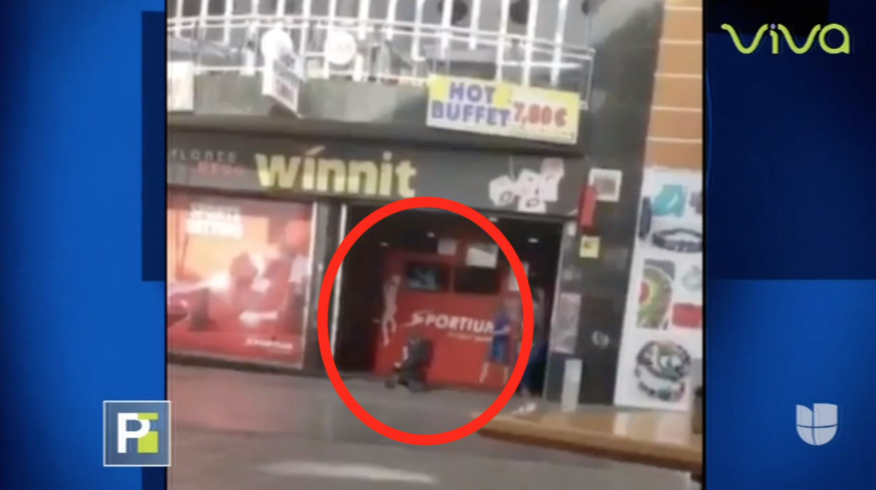 ¡Increíble! Una Madre Deja Su Bebé Sola En La Calle Solo Para Ir A Jugar A Una Banca De Apuestas