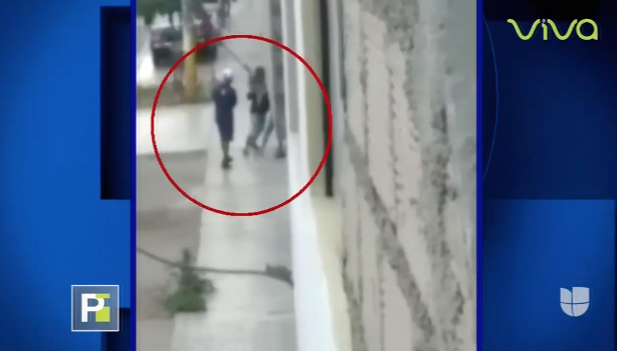 Hombre Le Propina Una Tremenda Golpiza A Su Mujer En Plena Calle Y Nadie Hace Nada