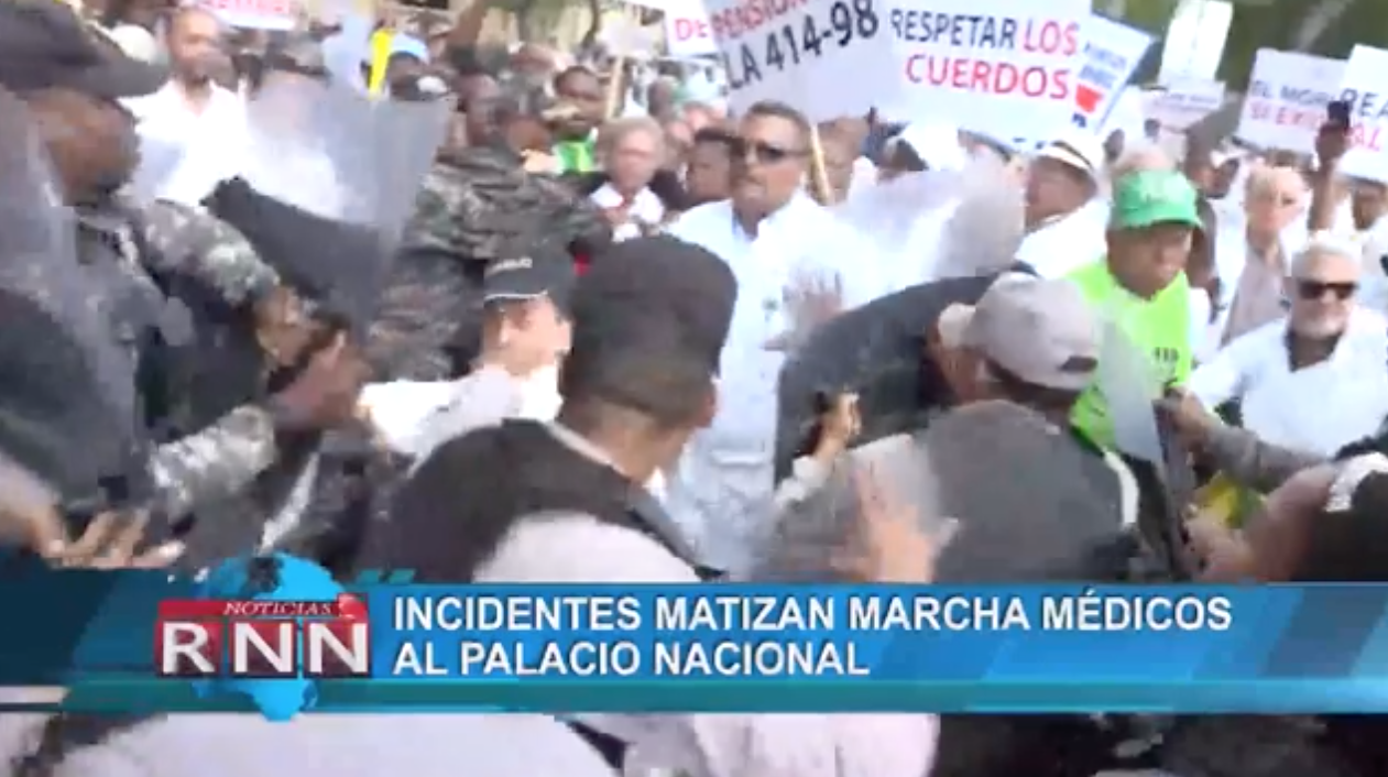 Policías Y Médicos Se Entran A Puños Y Patadas En Plena Protesta