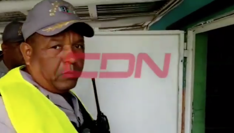 Policia Se Tiran Y Cierran Un Colmadon Que Estaba Vendiendo Bebidas Alcoholicas